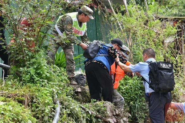 雅安汉源新华村大转移，救援人员在烂泥坡上搭起“人形阶梯”，现场直击