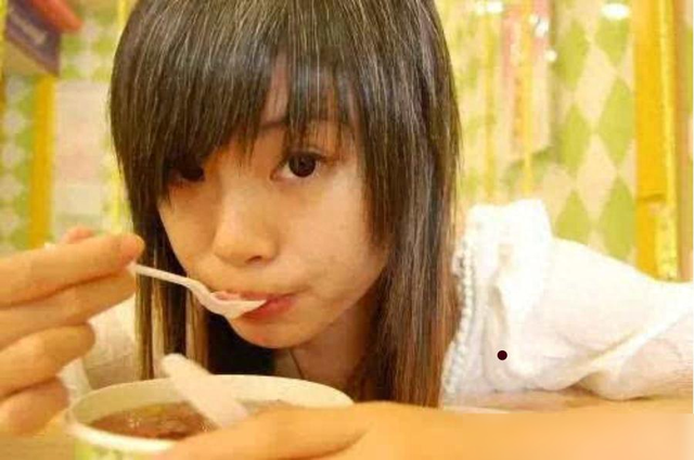 白发太多染黑显老气，试试这几种时尚发色吧，减龄显白又洋气