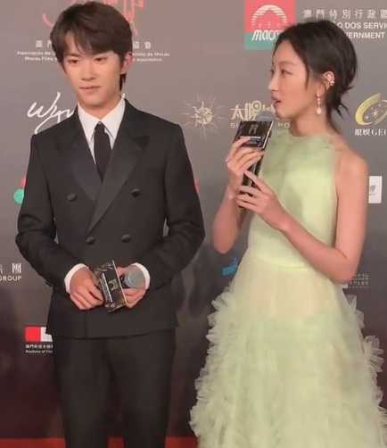 易烊千玺的身高究竟是多少?站162cm周冬雨身边,真相了