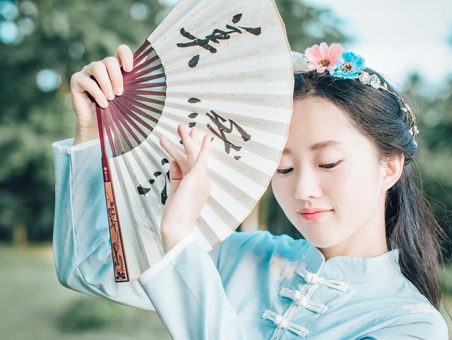 小说：钱财被恶爷奶惦记，她无奈搬出傻子夫君，当众打脸贪心亲戚