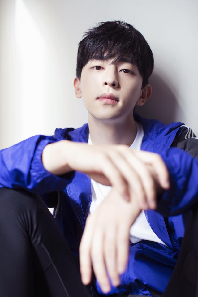 邓伦工作室放美照,利落短发五官精致,一双狐狸眼惹人爱