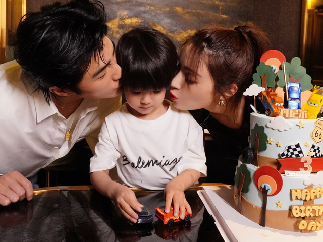 姜潮开车带妻儿外出！麦迪娜素颜状态真实，3岁儿子精致似洋娃娃