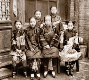 中国历史上“三寸金莲”这一陋习有多残忍？它起源于哪个朝代？