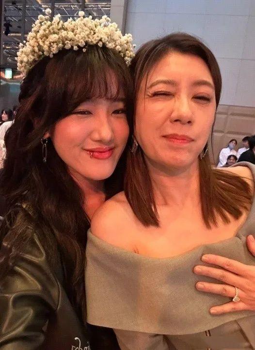 贾静雯带大女儿聚会，19岁梧桐妹唇钉抢眼，俩人不像母女似姐妹