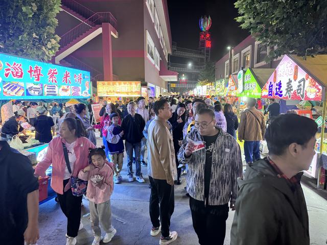 品美食、看表演、做手工……通州月亮河艺术小镇国庆夜市火热