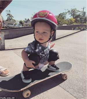 波莉安娜(15个月大萌宝玩滑板技巧娴熟平衡感惊人 收获数十万粉丝)