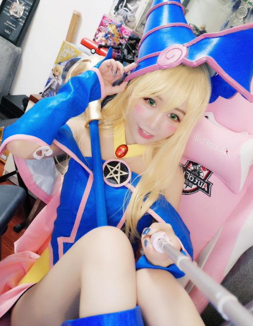 原来喵老师也cos过黑魔导女孩，小时候看动画，最喜欢这个角色了