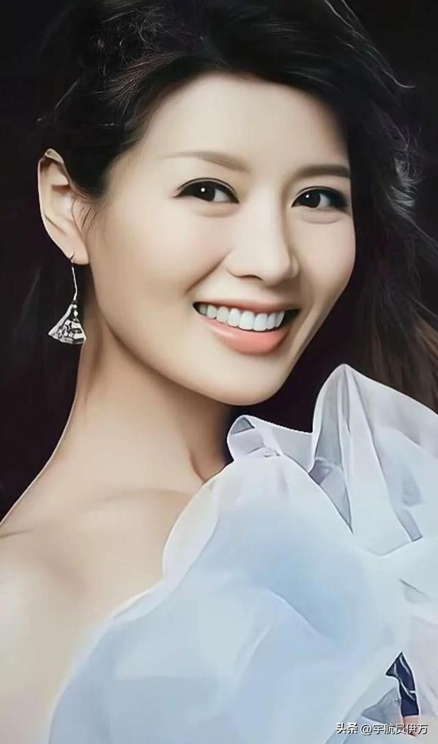 她是“军旅霸王花”，人美演技好却遭丈夫背叛，如今生活简单幸福