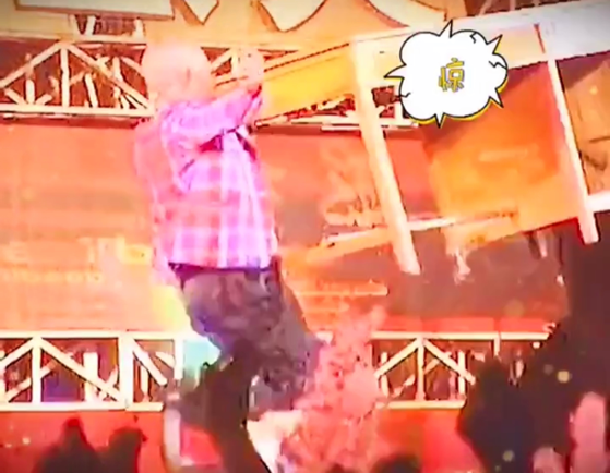 赵本山徒弟赵四大秀绝活，用嘴举起桌子转圈，倒立唱歌气息仍浑厚