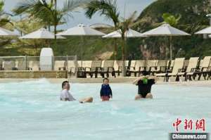 香港水上乐园(香港海洋公园水上乐园正式开放 游客享受嬉水乐趣)