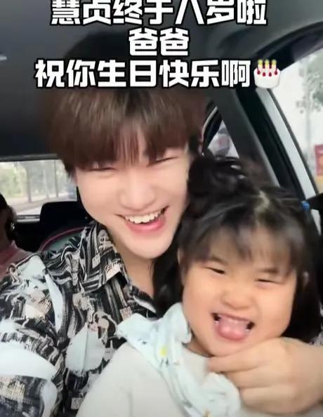 和咸素媛离婚后,陈华过年回家陪父买36元一瓶酒,叹:女儿留韩国