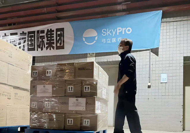 67岁成龙现身厦门搬运口罩!身材健壮精神好,撸起袖子干活显轻松