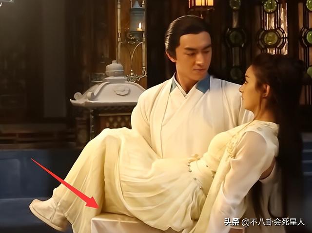 怪不得电视剧只拍上半身！踩“高跷”、垫箱子，看了花絮太尴尬