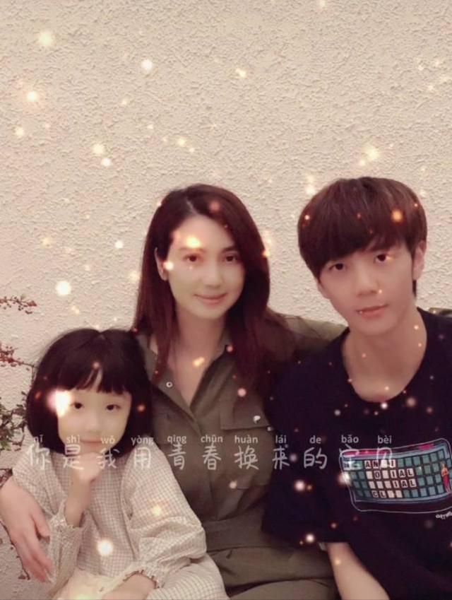 50岁洪欣罕晒与俩孩子合照,满脸微笑好幸福,全家福独缺老公张丹峰