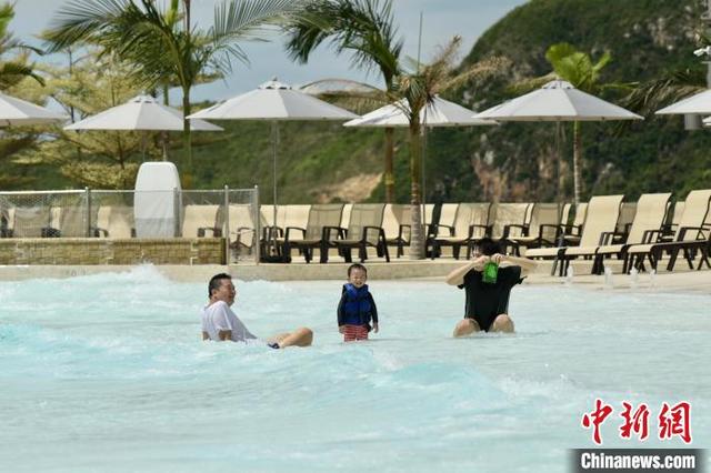 香港海洋公园水上乐园正式开放 游客享受嬉水乐趣