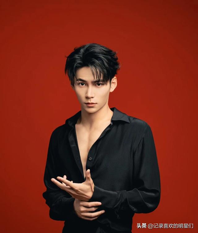 来看看阳光帅气迷人十足的舞蹈演员：秦天的精彩瞬间！