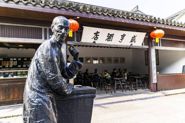 《他是谁》跟冯小刚,同踩“如有雷同”的雷