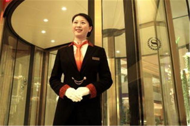 吉尔：做了35年门童，退休时公司决定：给予他副总裁身份和待遇