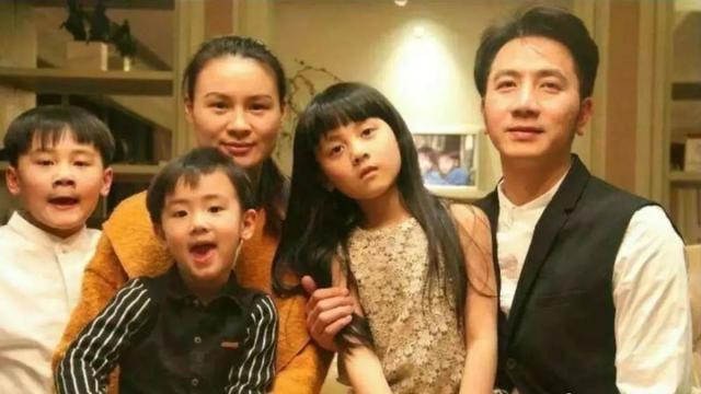 阳阳与林生斌的合照，让人看清一些问题，林爱他们吗？