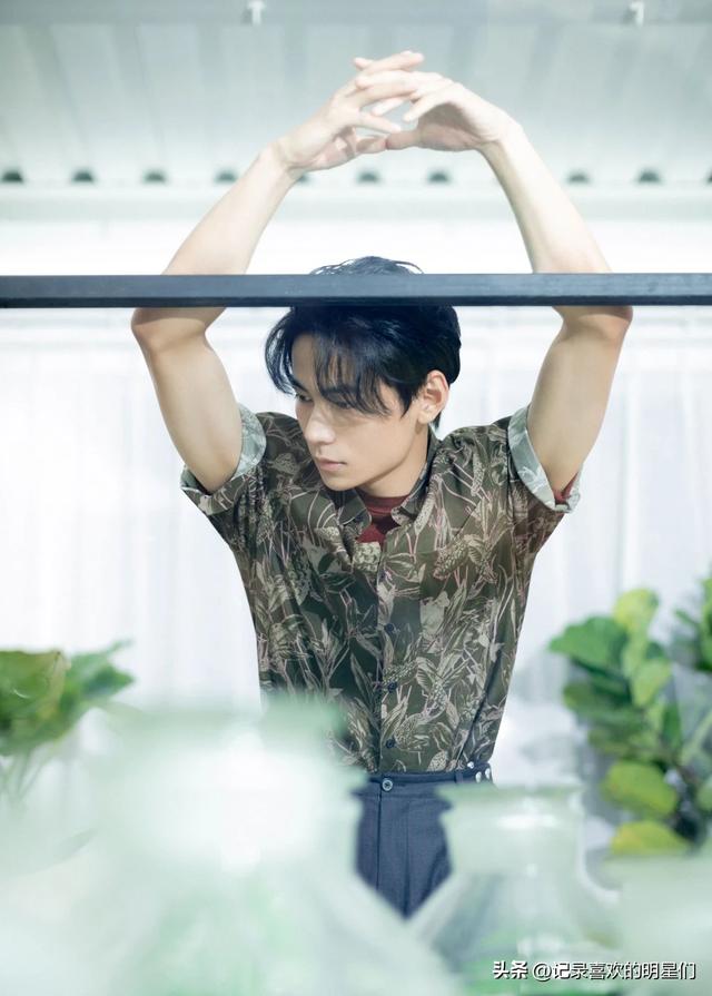 来看看阳光帅气迷人十足的舞蹈演员：秦天的精彩瞬间！