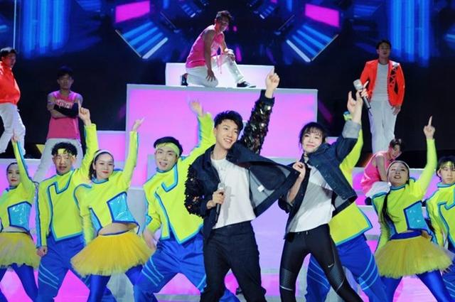 税子洺亮相大影节 燃唱《普通disco》嗨翻全场!