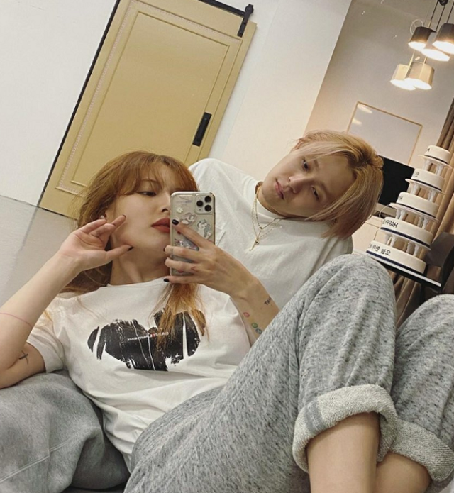 与泫雅恋情曝光遭开除，后借女友之名攀鸟叔，却因抛弃队友遭抵制