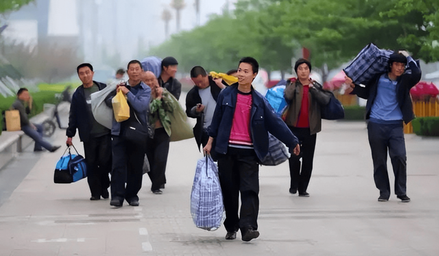 老婆出差去外地，我与岳母同住，却意外发现其不为人知的“秘密”