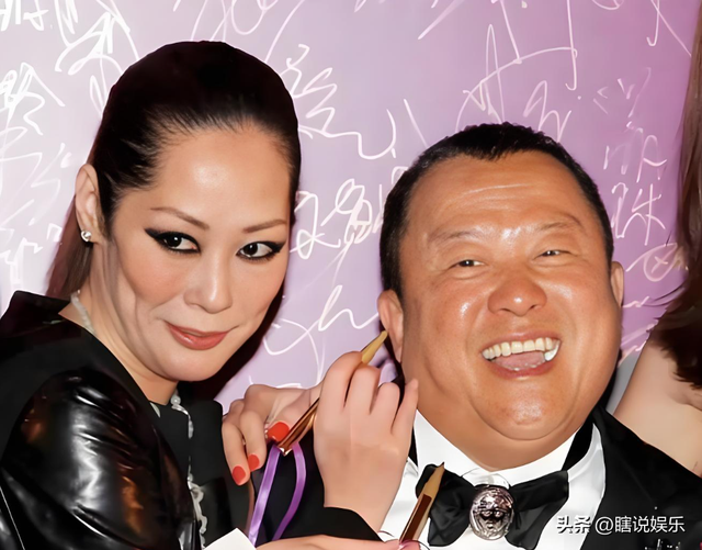 曾是“歌坛天后”，跟“活佛”生下孩子，现今露宿街头没钱住酒店