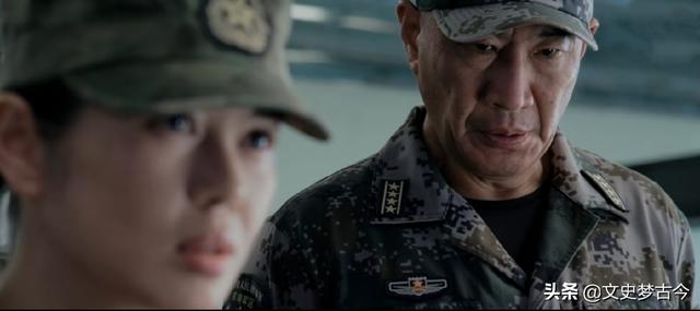 战狼：龙小云25岁已是正团级中校？吴京没把军衔搞明白，闹了乌龙