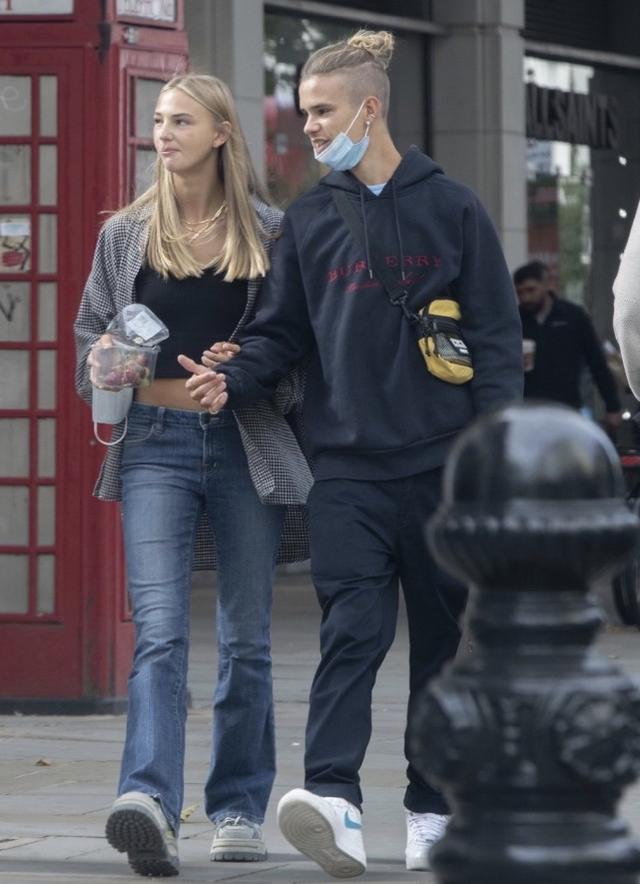 贝克汉姆“最帅儿子”罗密欧出街，和女友有说有笑很甜蜜，像贝嫂