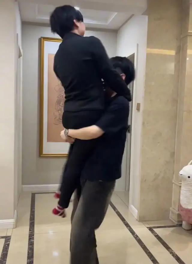 那些毁三观的短视频：当亲妈变成流量密码，黑丝女儿只是前菜