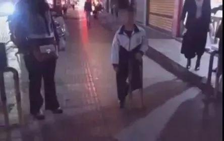 报告消防员蜀黍：这里有人卡住了......