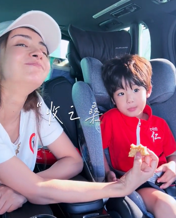 姜潮开车带妻儿外出！麦迪娜素颜状态真实，3岁儿子精致似洋娃娃