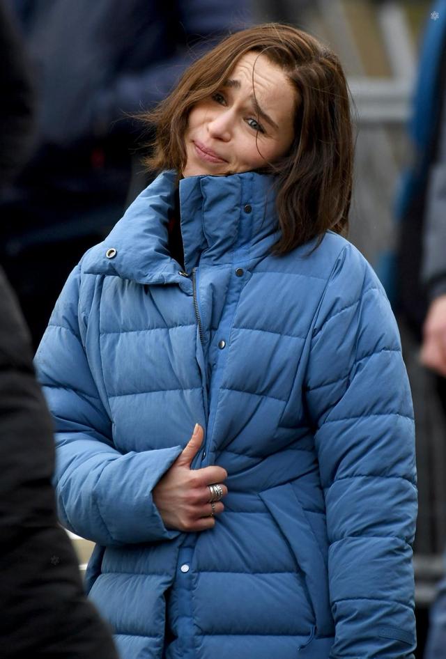 36岁龙妈瘦了好多！笑起来满脸表情纹，网友：龙妈一笑世界毁掉