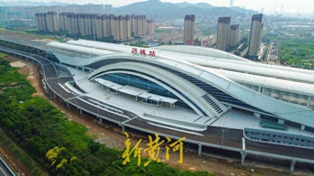 济莱高铁历城站东侧在建高架匝道,跨越邢村立交和高速路,直通经十路