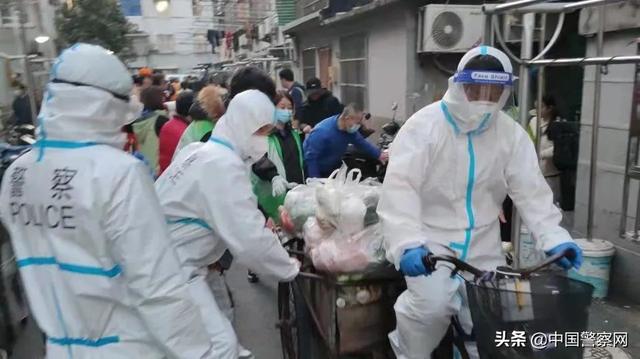 【疫情当前 警察不退】上海虹口：“三人小组”抗疫情