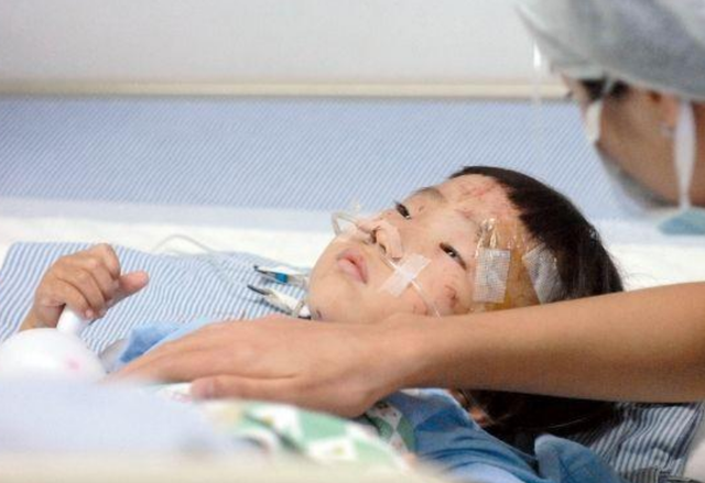 11年前,温州动车事故中失去父母幸存下来的小伊伊,如今怎么样了