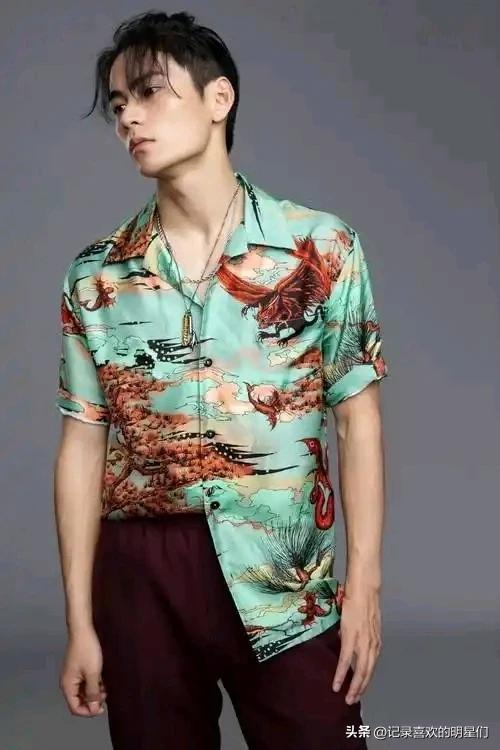 来看看阳光帅气迷人十足的舞蹈演员：秦天的精彩瞬间！