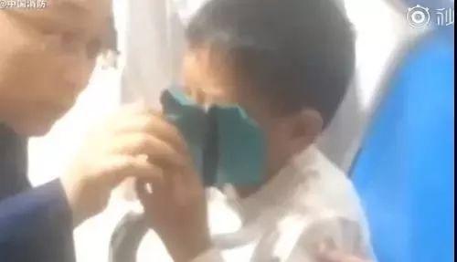 报告消防员蜀黍：这里有人卡住了......