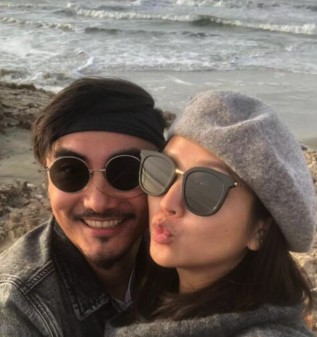 34岁何洁晒仨娃，孩子衣服凌乱像没人管，直播哭诉养不起？