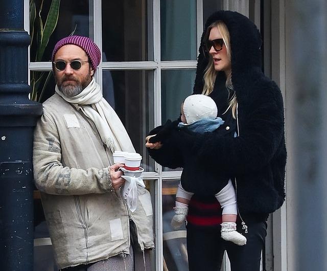 裘德洛:曾帅到掉渣,如今52岁油到不能看,6个孩子只有女儿像他