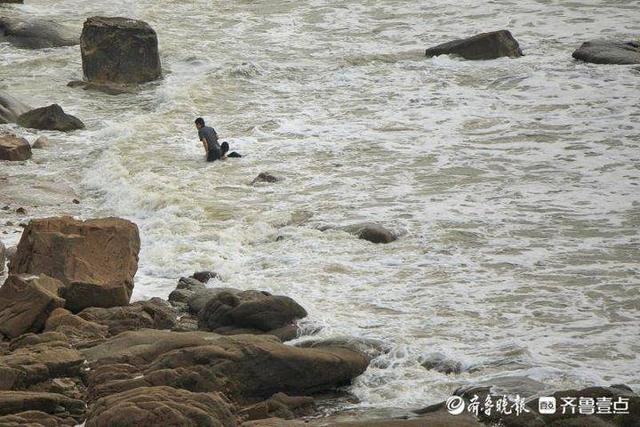 女子沙滩上自拍被大浪卷下海！不会水的医生下海救人，保安接力