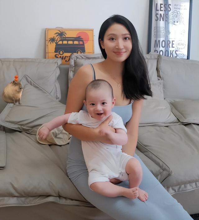 湖北90后空姐爱上大7岁英国大高个，未婚先孕，父母反对也要嫁！