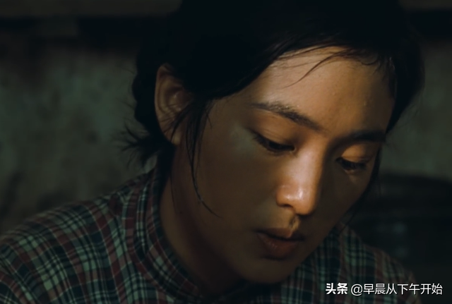 《活着》电影与原著对比,张艺谋导演为什么没有拍出所有的绝望?