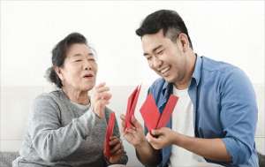 两对夫妇的情事(留守妇女与未婚男邻居的秘密情事：白天邻居，夜晚夫妻)