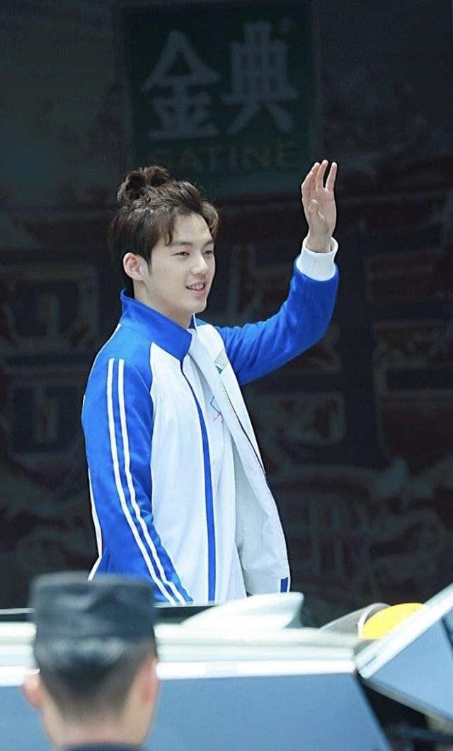 彭昱畅董力张逸杰谢彬彬蓝白校服现身 阳光少年活力十足