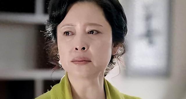 老婆出差去外地，我与岳母同住，却意外发现其不为人知的“秘密”