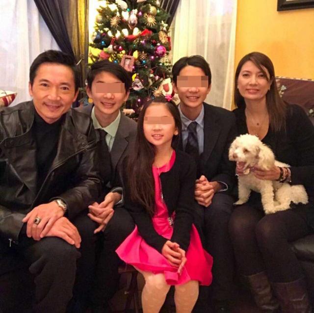 54岁邹兆龙内地拍戏，与女友人到小店吃肠粉接地气，妻儿定居国外