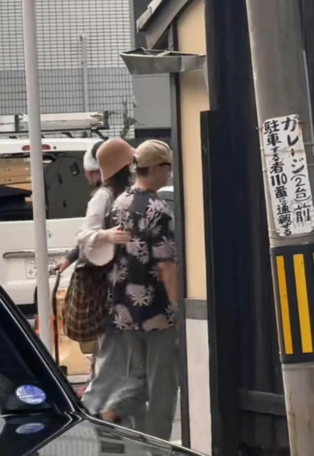 陈伟霆何穗同游日本,搂腰动作和井柏然刘雯神相似,扒超模们现状