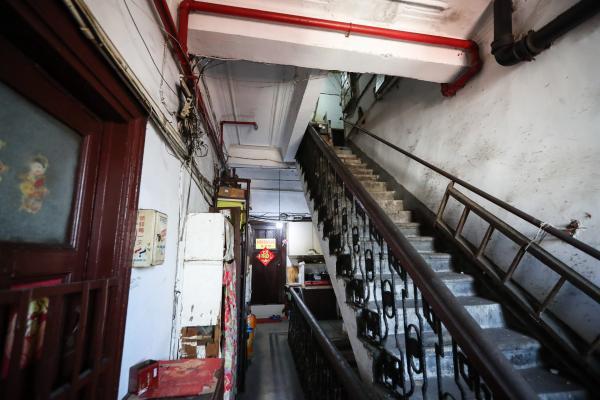 上海有幢“纸片楼”，墙面最窄20厘米，立繁华街口！走进居民家里，看到……